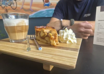 Koffie met appeltaart en slagroom bij Galerie Postpartum in Holwert