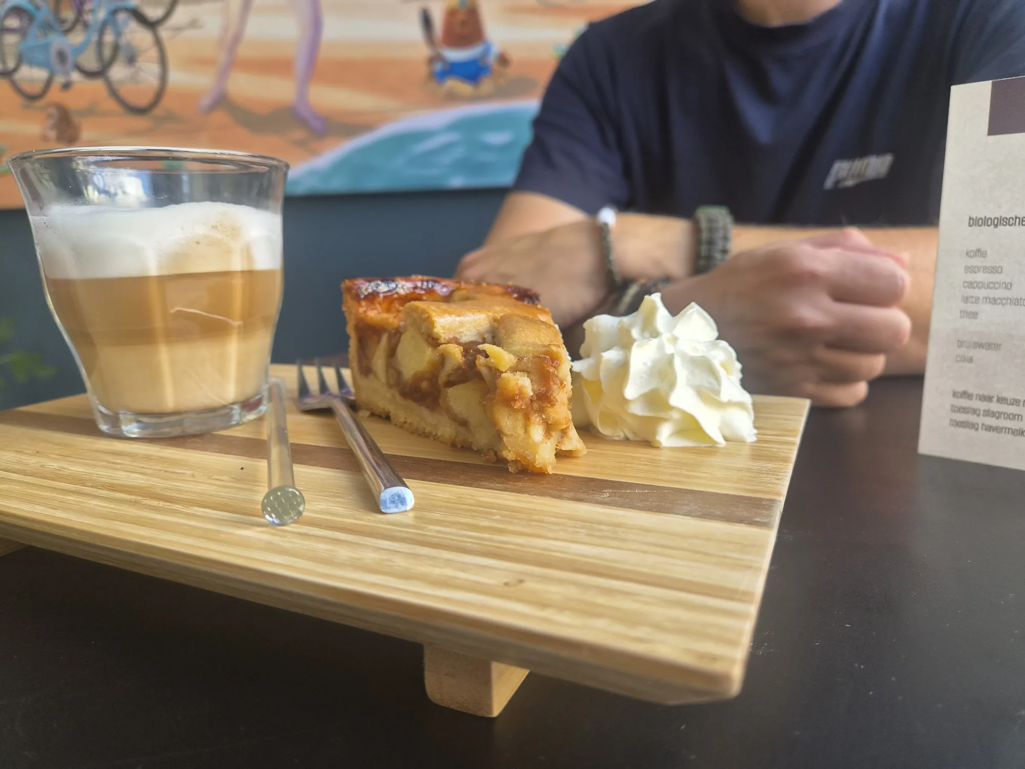 Koffie met appeltaart en slagroom bij Galerie Postpartum in Holwert